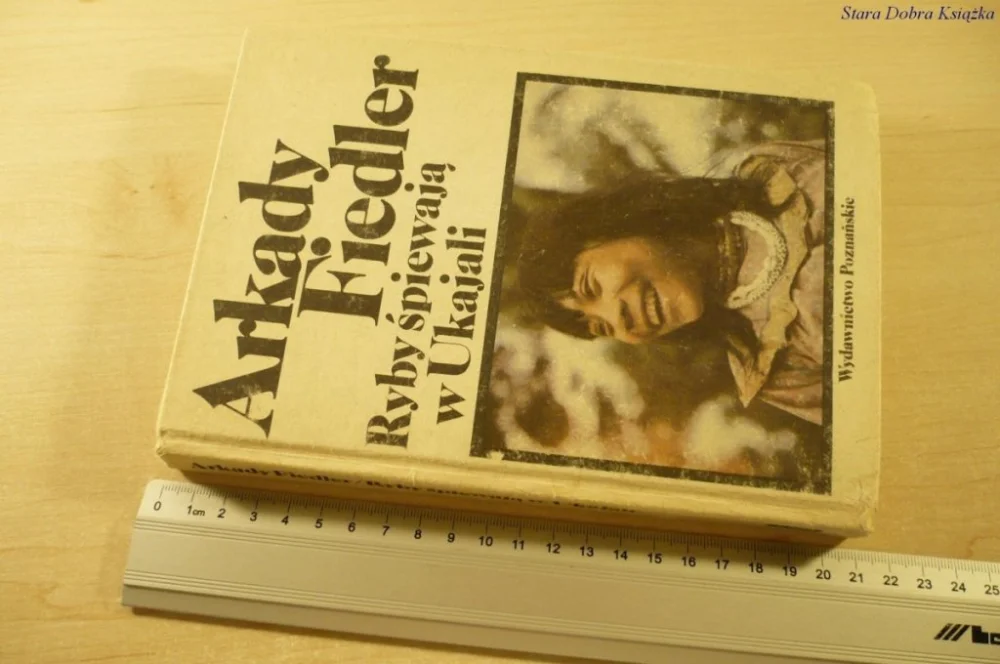 Sprawdź teraz RYBY ŚPIEWAJĄ W UKAJALI - Arkady Fiedler (1988)
