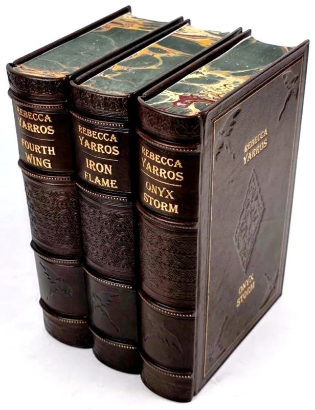 Oferta czasowa Rebecca Yarros – Empyrean Trilogy (Iron Flame, Fourth Wing, Onyx Storm) – Deluxe Full Leather Bound Set